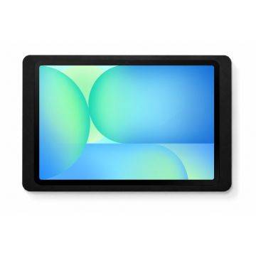 Close-up van de Displine Companion Wall 2.0 wandhouder met Samsung Galaxy Tab S10 FE, zwart, met een heldere achtergrond.