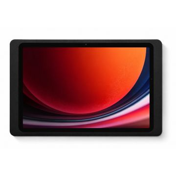 Close-up van de Displine Companion Wall 2.0 wandhouder met Samsung Galaxy Tab A11+ in zwart, met focus op het scherm en de omlijsting.