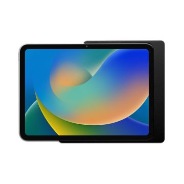 Detailweergave van de Displine Companion Wall Home wandhouder voor iPad Air, zwart, met een iPad in de houder.