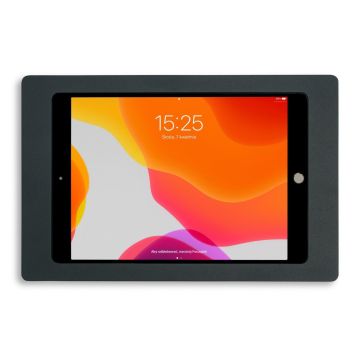 Recht vooraanzicht van de antracietkleurige Displine Companion Wall wandhouder met een geplaatste iPad 10.2 inch in een strakke, vaste behuizing.