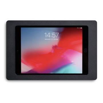 Vooraanzicht van de zwarte Displine Companion Wall wandhouder voor iPad 9 10.2 inch, met de tablet in de houder geplaatst in horizontale positie.