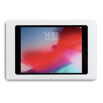 Recht aanzicht van de witte Displine Companion Wall wandhouder voor iPad 10.2 inch, met een ingeschakelde iPad in de houder op een witte achtergrond.