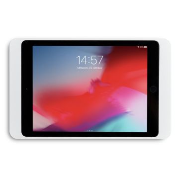 Studiofoto van de Displine Dame Wall wandhouder voor iPad 10.2 inch in het wit, frontaal aanzicht met een ingeschakelde iPad in de houder geplaatst.