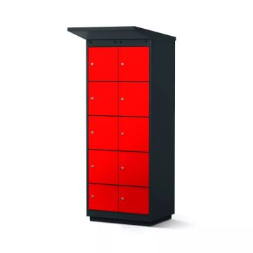 Vooraanzicht van de Lockeel fietsaccu laadlocker met 8 compartimenten in zwart en rood.