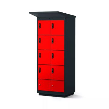 Zijaanzicht van de Lockeel fietsaccu laadlocker met 8 compartimenten in zwart en rood, met elektronische codesloten.