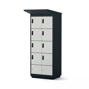 Zijaanzicht van de Lockeel fietsaccu laadlocker met acht compartimenten en elektronische codesloten.