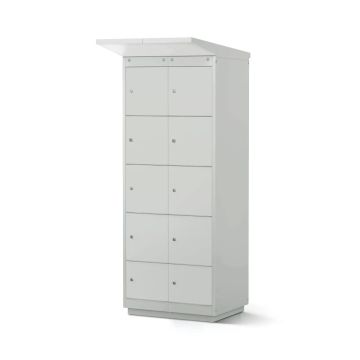 Zijaanzicht van de Lockeel fietsaccu laadlocker met 8 compartimenten en sleutelslot, gesloten en in een neutrale omgeving.