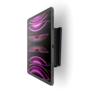 Zijaanzicht van de Compulocks Invisible wandhouder met een tablet bevestigd, zichtbaar in een moderne omgeving.