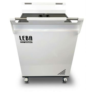 Front view of de LEBA NoteCart TopFit 30 Slim USB-C oplaadkar met zichtbare handgrepen en wielen voor mobiliteit.