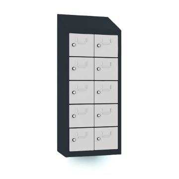 Studiofoto van de Lockeel telefoonlocker met 10 vakken en dichte deuren, schuin van voren bekeken met alle deuren gesloten en voorzien van sleutelslot.