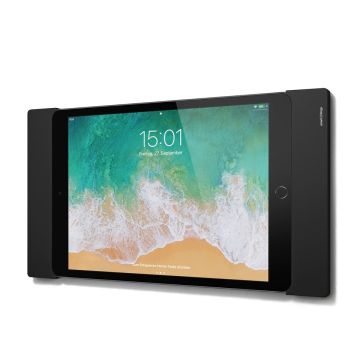 Zijaanzicht van de Smart Things sDock Fix wandhouder met iPad 9, zwart, gemonteerd aan de muur.