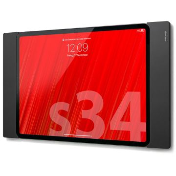 Zijaanzicht van de Smart Things sDock Fix wandhouder voor iPad Air 13 inch, gemonteerd aan de muur met een heldere achtergrond.