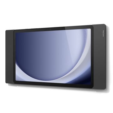 Zijaanzicht van de Smart Things sDock Fix wandhouder voor Samsung Galaxy Tab A9+, gemonteerd aan de muur met een tablet in gebruik.