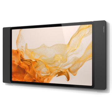 Smart Things sDock Fix wandhouder voor Samsung Galaxy Tab S10+ met tablet gemonteerd aan de muur, zijaanzicht.