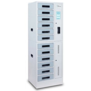 Zijaanzicht van de Power Technologies oplaadlocker SC-LOCKER-12 met 12 vakken en RFID-slot, gesloten en zonder kabels zichtbaar.
