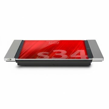 Zijaanzicht van de Smart Things sDock Fix tafelstandaard voor iPad Pro 13 inch, met een zilveren afwerking en een iPad in gebruik.