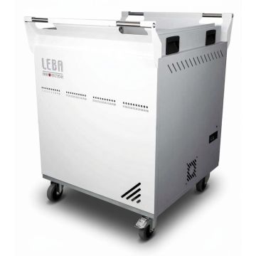 Zijaanzicht van de LEBA NoteCart TopFit 40 Slim USB-C oplaadkar, met zichtbare laadpoorten en wielen voor mobiliteit.