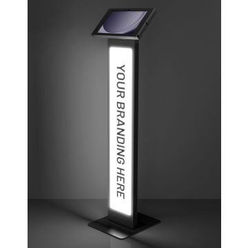 Studiofoto van de zwarte Compulocks BrandMe Lumina Apex vloerstandaard voor Samsung Galaxy Tab S10 FE met een verlicht paneel voor branding in beeld.