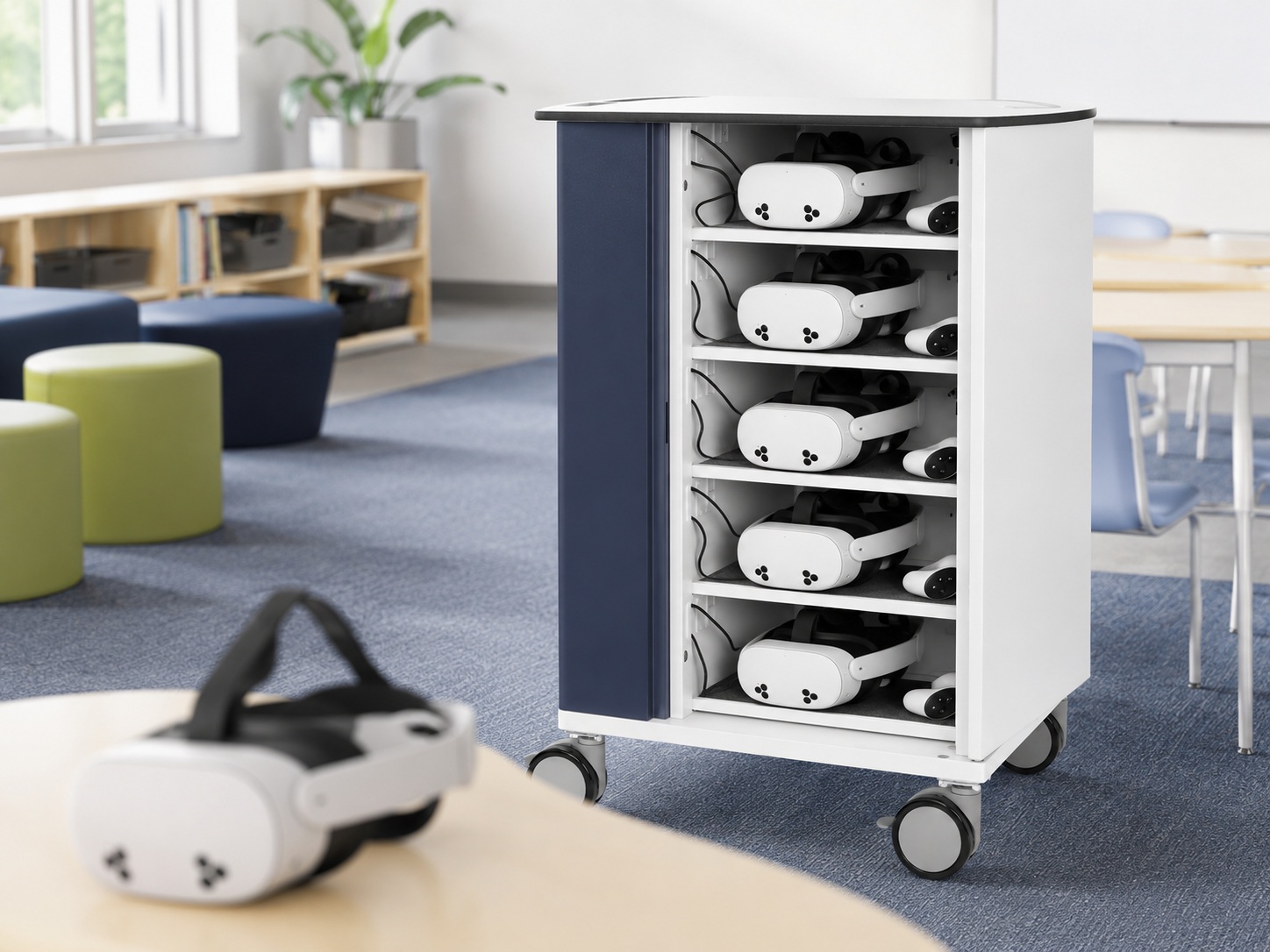 Open VR headset oplaadkar met meerdere witte VR headsets en controllers in een moderne schoolomgeving, met één headset op een tafel op de voorgrond.